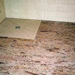 barrierefreie Dusche aus Mosaik mit Natursteinboden Ivory Brown