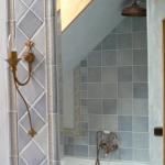 Badezimmer, Wand- und Bodenfliesen aus gleichem keramischem Fliesenmaterial