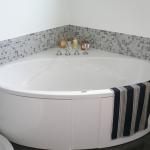 Badezimmer mit Komplett-Mosaikbefliesung