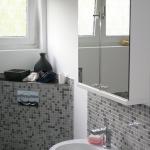 Badezimmer mit Komplett-Mosaikbefliesung